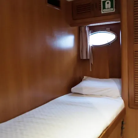 Vira Yacht 보트호텔 *