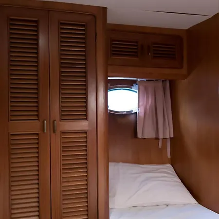 Vira Yacht 보트호텔 *