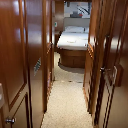 Vira Yacht Hotel na wodzie